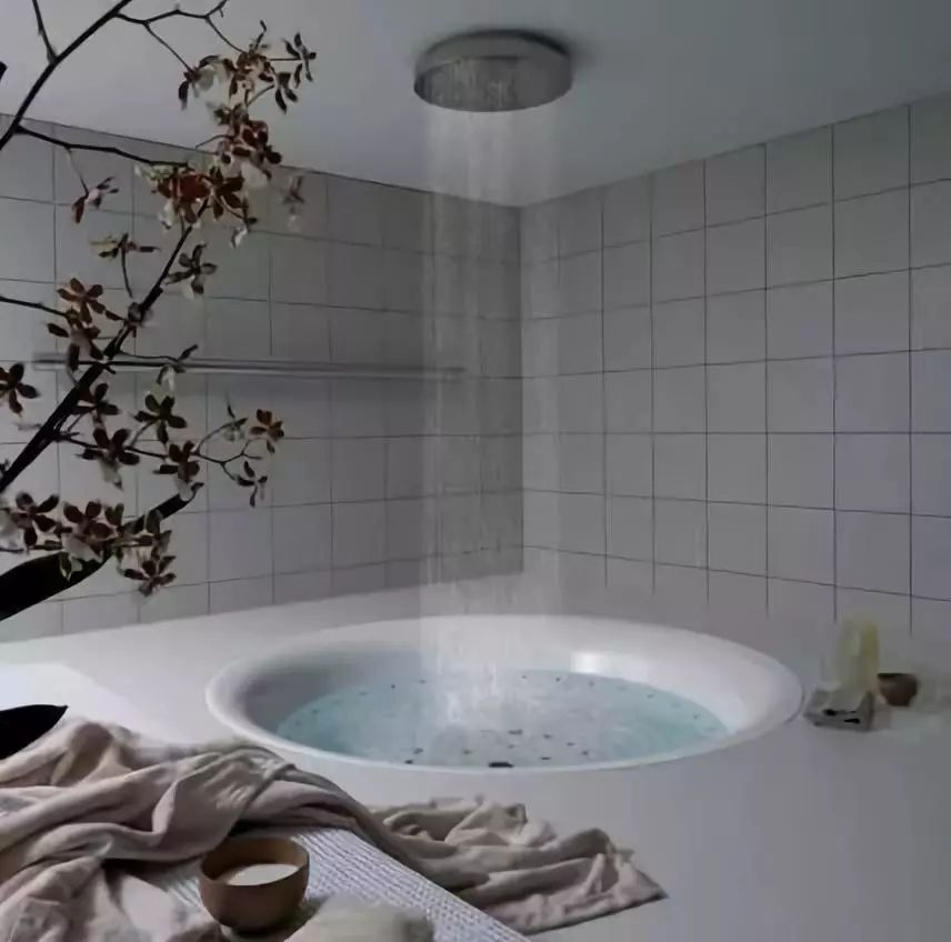 一流的淋浴房原來長這樣，果然貧窮限制了我的想象力