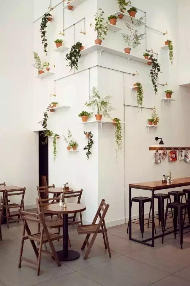 坐在高顏值背景墻餐廳，飯都添了兩碗！
