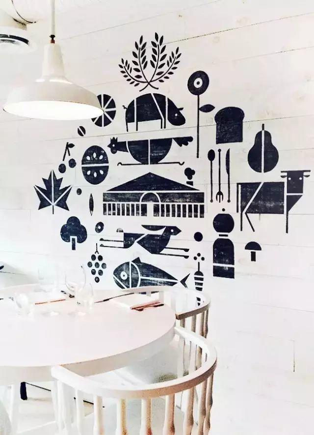 坐在高顏值背景墻餐廳，飯都添了兩碗！