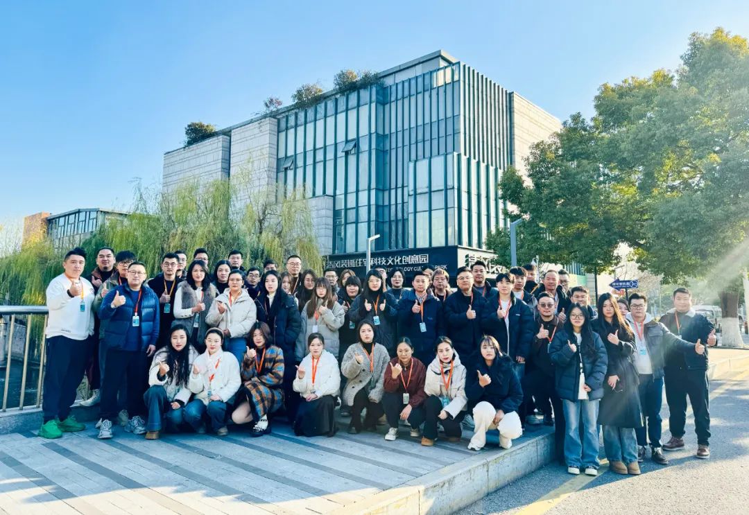 清風(fēng)裝飾企業(yè)集團祝大家元旦快樂，2025鴻運當(dāng)頭！